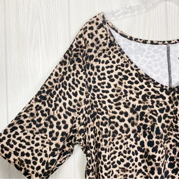 Torrid | Leopard Print Super Soft V-Neck T-Shirt Size 1X - Picture 5 of 13